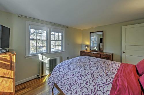 Cape Cod Home On 1 And Acre - Just Mins From Beaches!