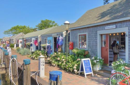 Airy Nantucket Escape In Historic Downtown!