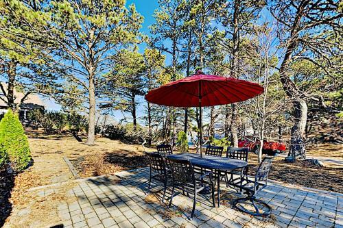 Chic Spacious Home - Half Mile To Commercial St Home