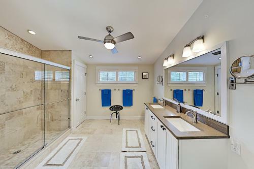 Chic Spacious Home - Half Mile To Commercial St Home