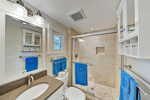 Chic Spacious Home - Half Mile To Commercial St Home