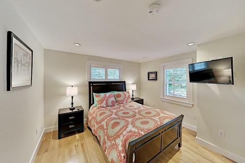 Chic Spacious Home - Half Mile To Commercial St Home