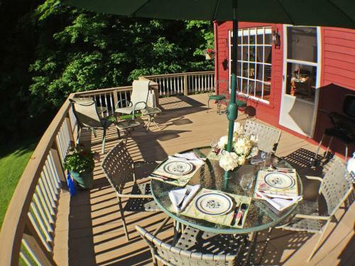 Tranquil 3br Stockbridge House With Private Deck