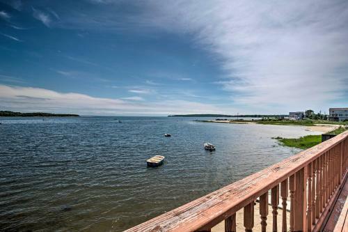 Waterfront Cape Cod Cottage With Beach And Deck!