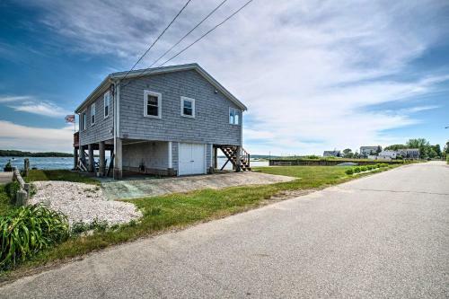 Waterfront Cape Cod Cottage With Beach And Deck!