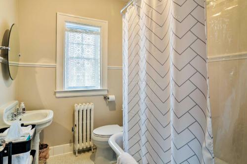 Spacious Tudor Style Home 1mi To Downtown Bay City