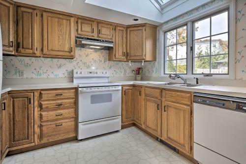 West Hyannisport Home With Deck - Walk To Beach!