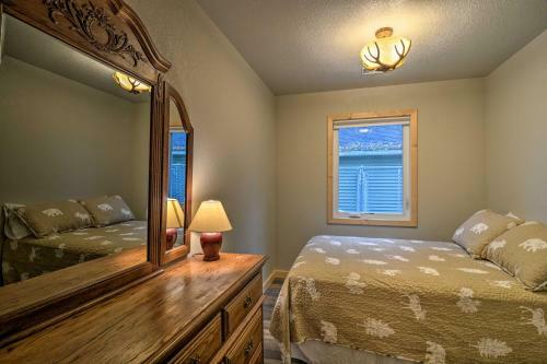 Petoskey Area Cabin, Walk To Crooked River!