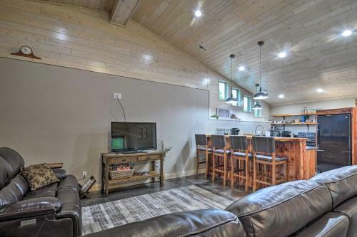 Modern Farmhouse On 80 Acres - 2 Mi To Beach!