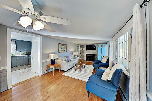 New Listing! Lovely Cottage Near Ceach With Backyard, Deck Cottage
