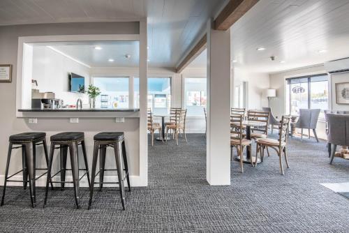 205 Pointes North Inn