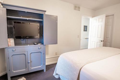 205 Pointes North Inn