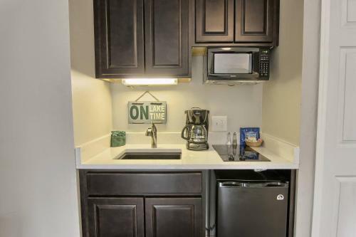 108 Pointes North Inn