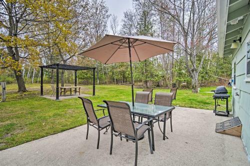 Lakeside Charlevoix Cabin With Ideal Location!