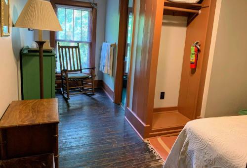 Posada Lakeside Inn