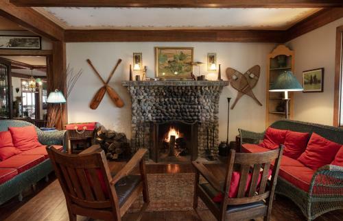 Posada Lakeside Inn