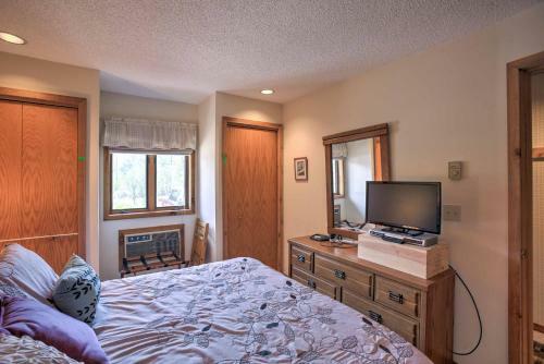 Apartamento Quaint Mancelona Condo With Deck At Schuss Mountain!