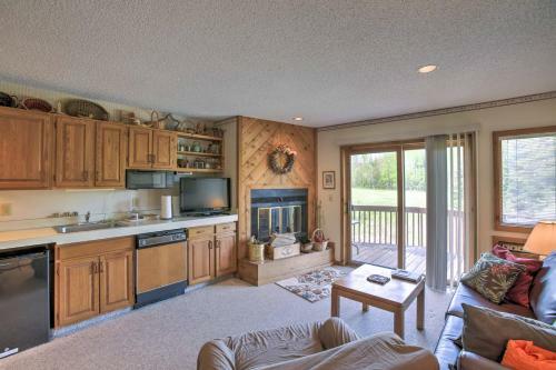 Apartamento Quaint Mancelona Condo With Deck At Schuss Mountain!