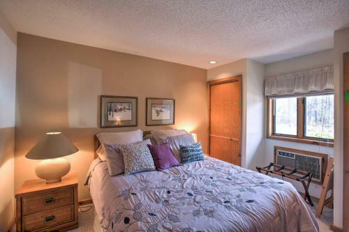 Apartamento Quaint Mancelona Condo With Deck At Schuss Mountain!