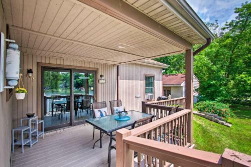 Cozy Lakefront Lapeer House With 2 Paddle Boats!