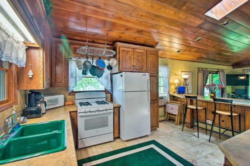 Cozy Lakefront Lapeer House With 2 Paddle Boats!