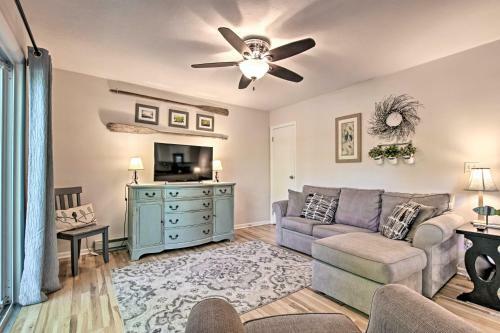 Ludington Cottage With Deck, Yard And Fire Pit!