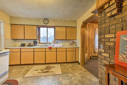 Quaint Farmhouse - Hunt, Fish And Snowmobile!