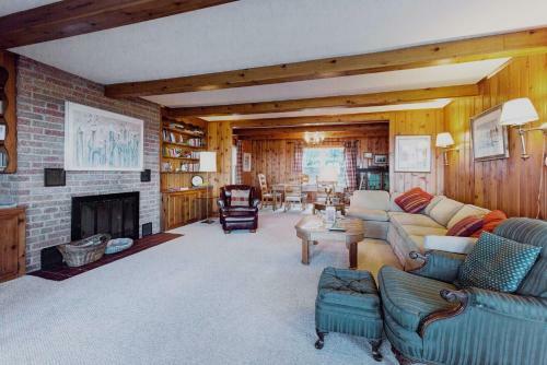 Waterfront Onekama Cottage With Private Deck And Views!