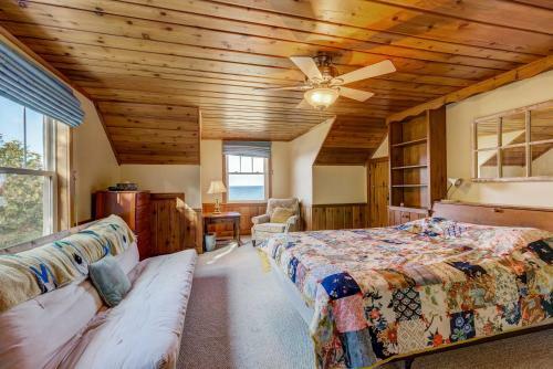Waterfront Onekama Cottage With Private Deck And Views!