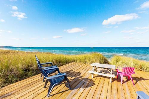 Waterfront Onekama Cottage With Private Deck And Views!