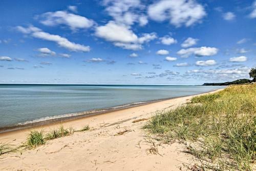 Forested Pentwater Beachhouse-100 Ft To Shore