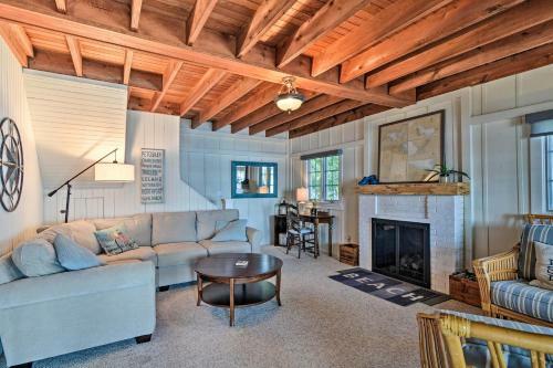 Petoskey Waterfront Cottage With Deck And Grill!