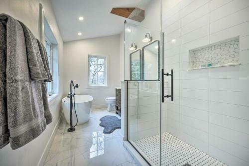 Sprawling Retreat With Private Beach Access!