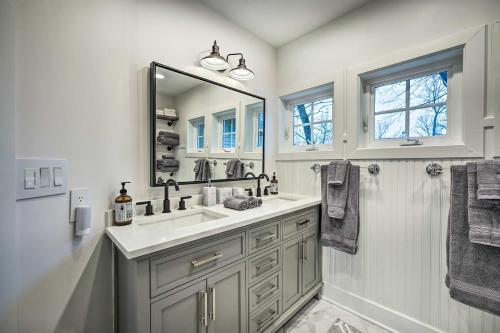 Sprawling Retreat With Private Beach Access!