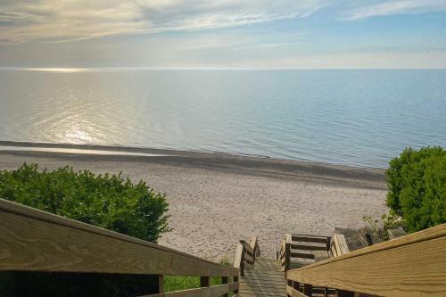 Sprawling Retreat With Private Beach Access!