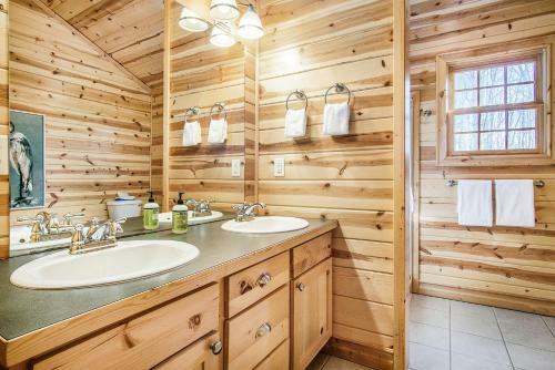 Kingfisher Cove Cabin 27