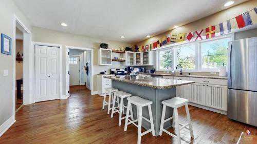 Superior Location - 6 Bedroom Home Only 1 Block From South Beach