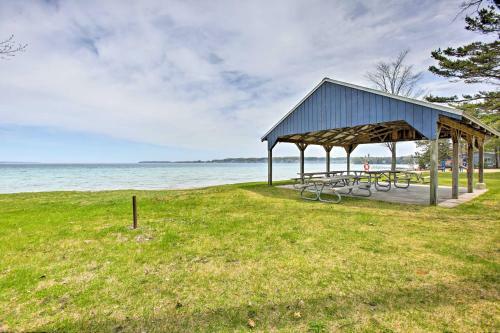 Apartamento Cozy Suttons Bay Studio With Fire Pit-walk To Beach!