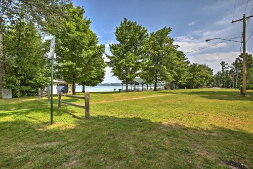 Apartamento Studio Apt With Shared Beach-steps To Suttons Bay!