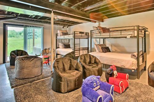 Traverse City Getaway With Grill, 1mi To Silver Lake!
