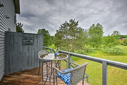 Traverse City Getaway With Grill, 1mi To Silver Lake!