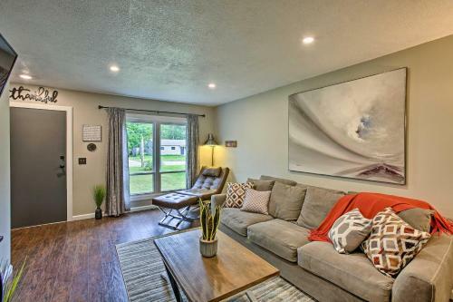 Charming Home With Deck, 2 Mi To Lake Michigan!