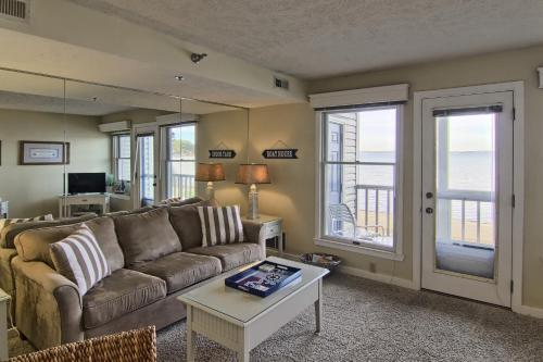 207 North Shore Inn