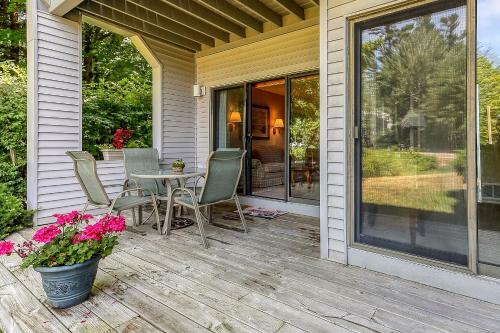 Comfy Lakeside Condo The Shores