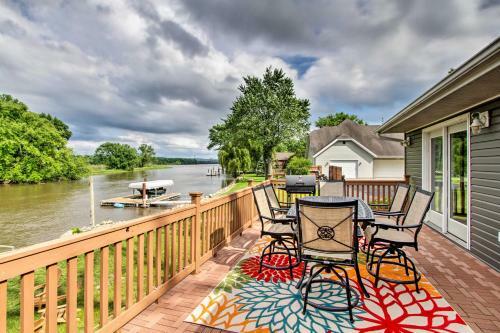 Private Waterfront Mississippi River Home!