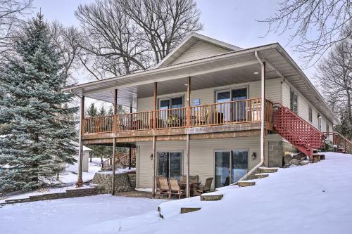 Charming Lakefront Hideaway With Dock And Grill!