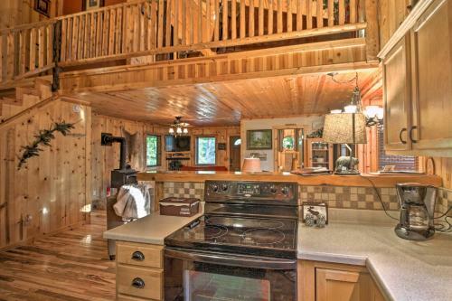 Cabin On Table Rock Lake With Hot Tub And Fire Pit!