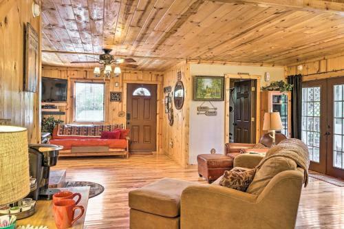 Cabin On Table Rock Lake With Hot Tub And Fire Pit!