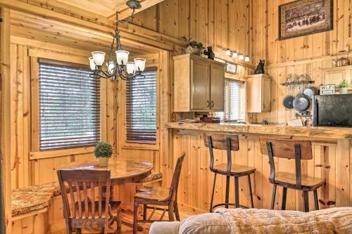 Cabin On Table Rock Lake With Hot Tub And Fire Pit!