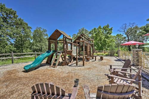Cozy Rustic River Lodge Family Retreat Near Sdc!